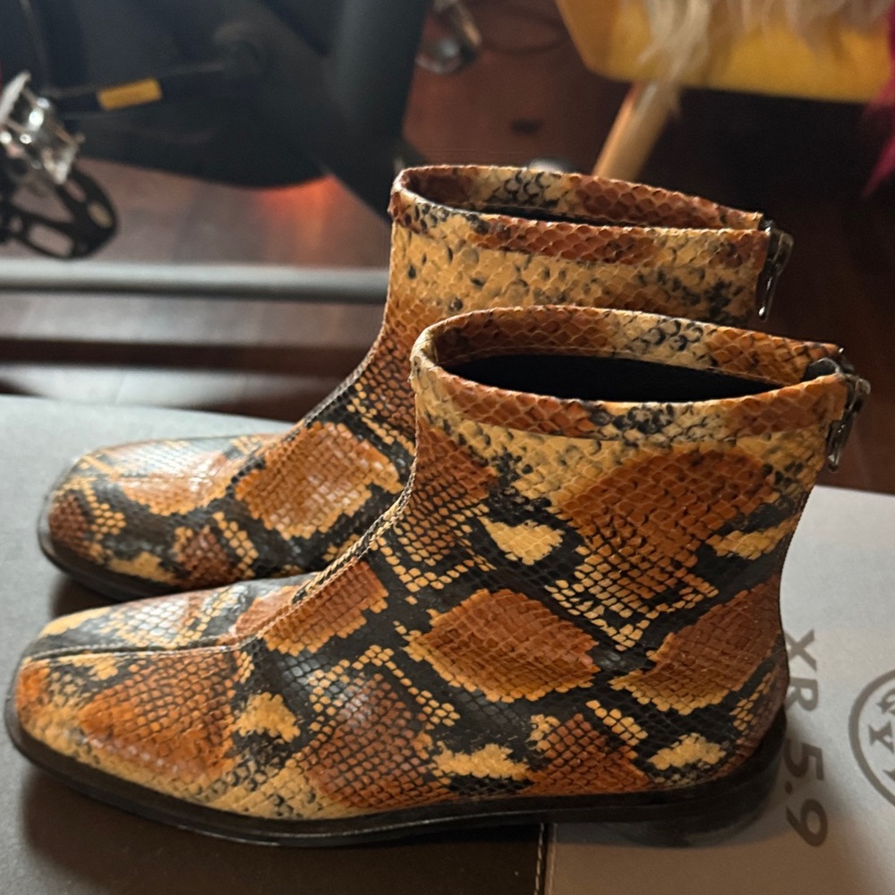 Snakeskin Ankle L’intervalle leather flat Boots 39 8.5 9